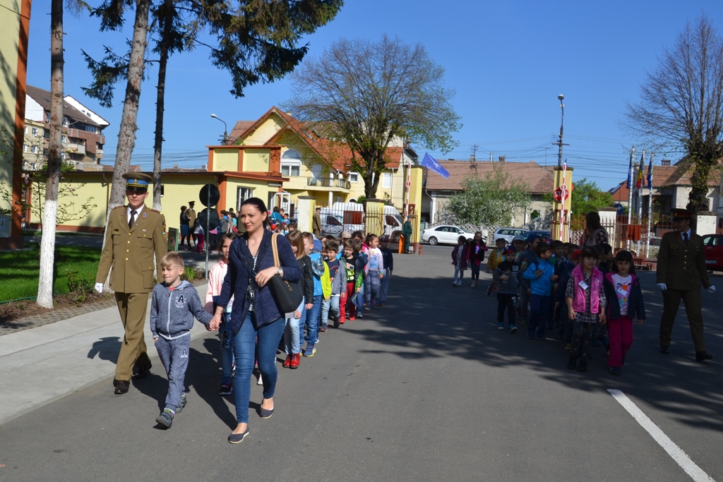 Cadets of Sibiu cadets and romanian pupils, together in the 'School otherwise' program